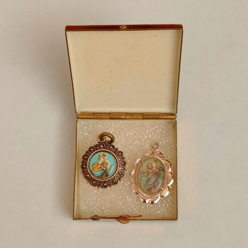 Two religious picture charms - ,